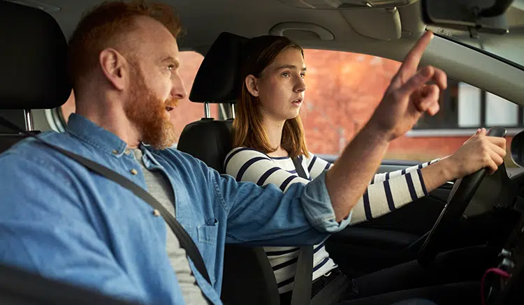 01_P&V_01_Ouder-leert-dochter-autorijden-6209 01_P&V_01_Ouder-leert-dochter-autorijden-6209