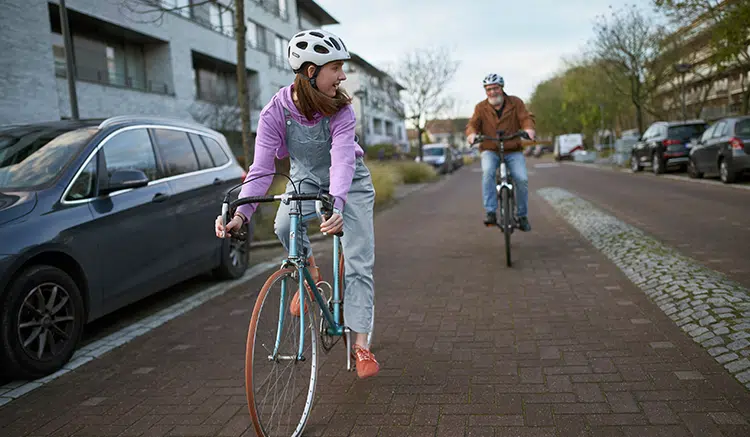 07_P&V_07_Opa-met-dochter-ebike-1855 07_P&V_07_Opa-met-dochter-ebike-1855