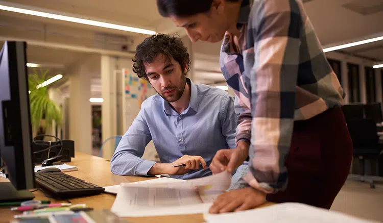 47_P&V_47_collega_geeft_uitleg-6621 47_P&V_47_collega_geeft_uitleg-6621